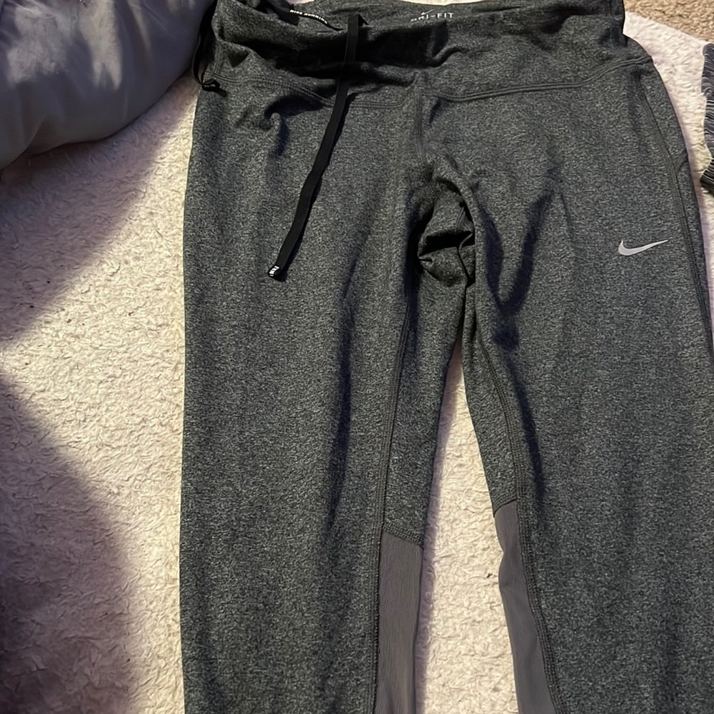 grey nike capri leggings.